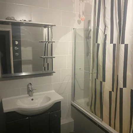 Daire -centre Ville-au2etage Avec 2 - 6 Personnes Reims